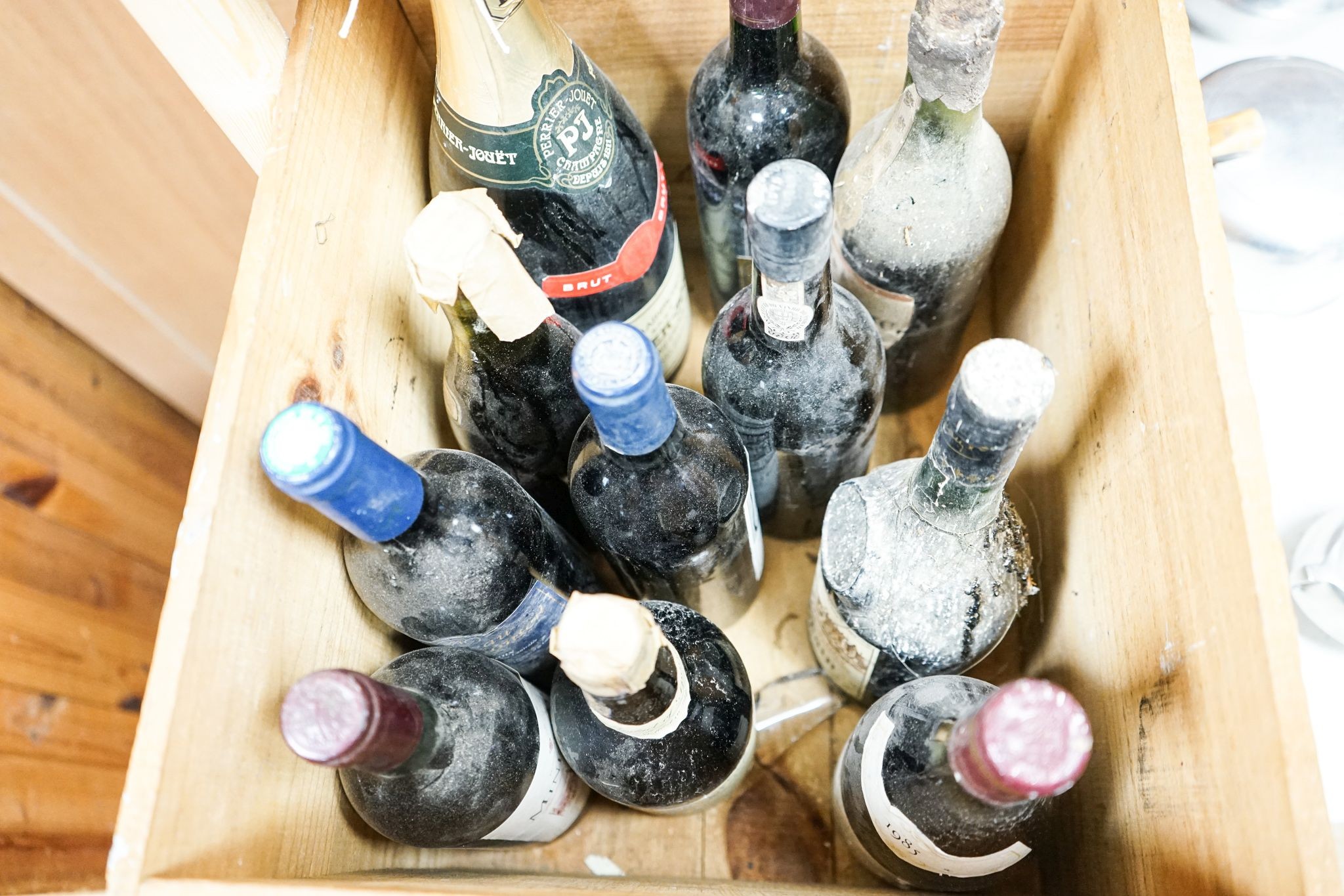 Assorted wines, port and champagne, 11 bottles